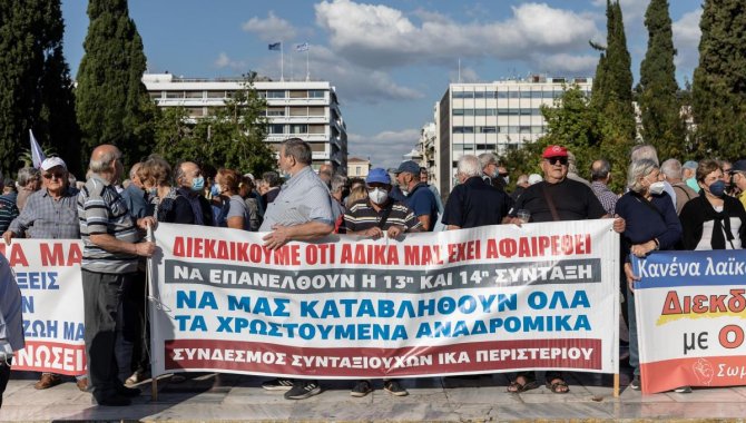 Yunanistan'da emekliler maaş artışı talebiyle eylem yaptı