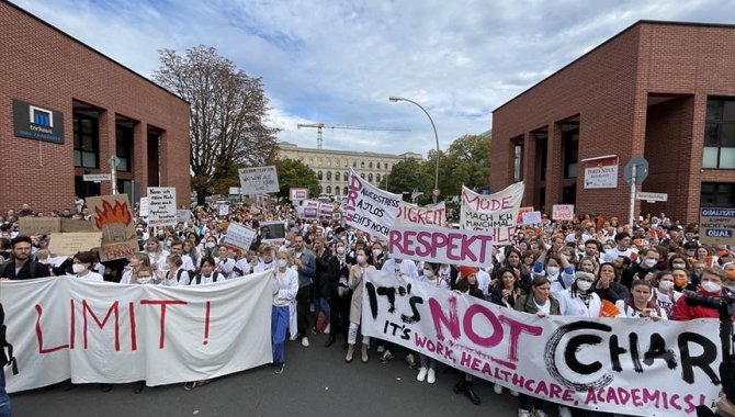 Berlin’de Charite Hastanesi’nde doktorlar grev yaptı