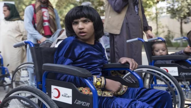 Türk Kızılaydan Afganlara tekerlekli sandalye desteği