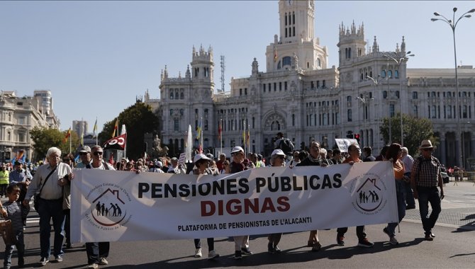 İspanya'da emekliler "hayat pahalılığına" karşı yürüdü