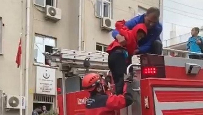 İzmir'de Aile Sağlığı Merkezinde çıkan yangın itfaiye ekiplerince söndürüldü