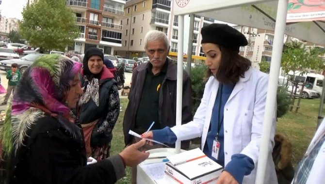 Boyabat'ta kolon kanserinde erken teşhise dikkat çekmek için stant açıldı