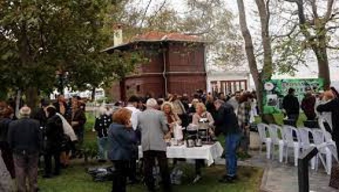 Yalova'da Yürüyen Köşk'ün bahçesinde "Aronya Günleri" etkinliği