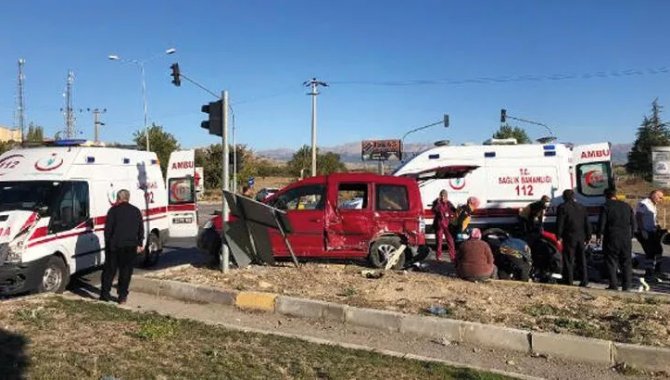 Isparta'da ambulans ile otomobilin çarpıştığı kazada bir kişi öldü, 6 kişi yaralandı