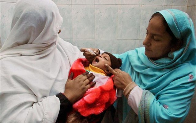 Pakistan'da çocuk felci aşısı yapan sağlık ekibine silahlı saldırıda bir polis öldü