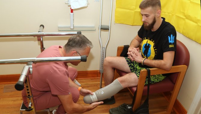 Ukrayna'daki savaşta mayına basan iki askere New York'ta protez takıldı