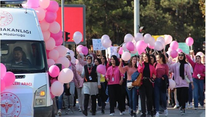 Elazığ'da meme kanseri farkındalığı için yürüyüş düzenlendi