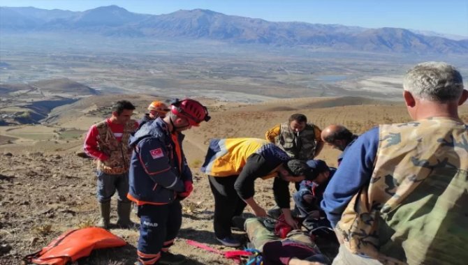 Erzincan'da kayalık arazide avlanırken ayağı kırılan avcıyı ilkyardım ekipleri kurtardı