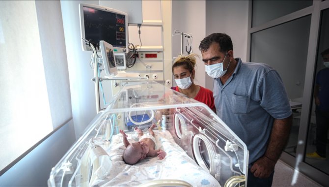 600 gramlık "parmak bebek" yaşama tutundu