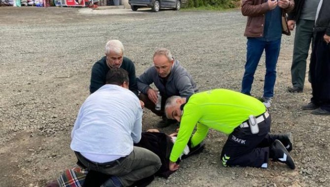 Trafik polisi, yaptığı ilk yardımla çocuğun hayatını kurtardı