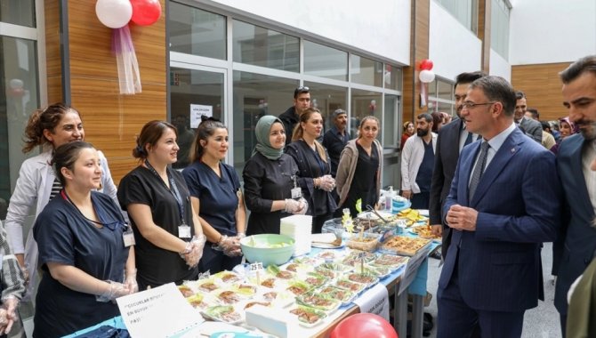Van'da sağlık çalışanları ihtiyaç sahibi hastalar yararına kermes düzenlendi
