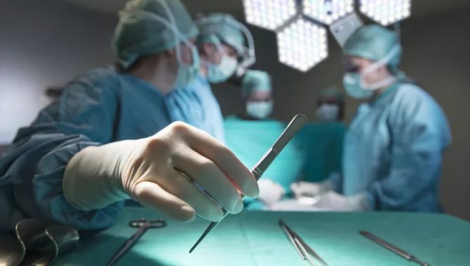 Şanlıurfa'da yüz felci geçiren hasta ameliyatla sağlına kavuştu