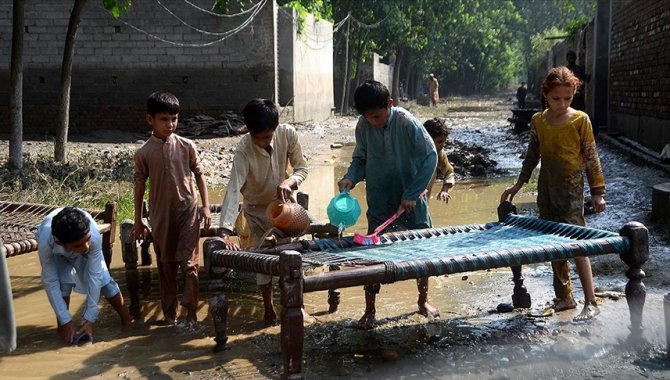 Pakistan'da yaklaşan kış, kamplarda doğan 4 bin 118 bebek için endişeleri artırdı