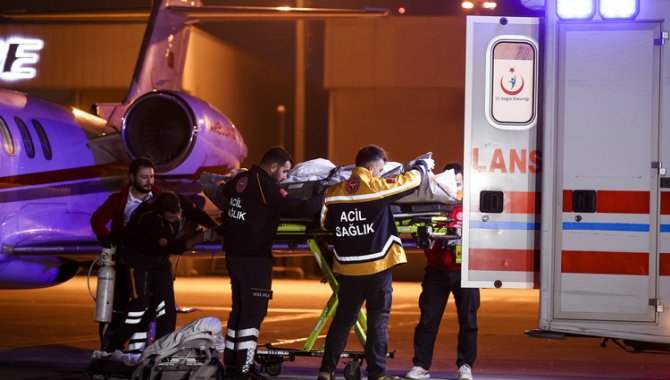 Suudi Arabistan'da rahatsızlanan 2 Türk vatandaşı ambulans uçakla İstanbul'a getirildi