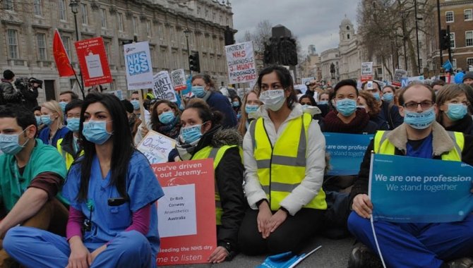 İngiltere'de kamu çalışanları ve makinistler de grev kararı aldı