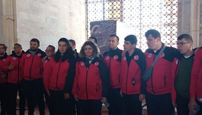 Manisa Otizm Hentbol Takımı'ndan Anıtkabir'e ziyaret