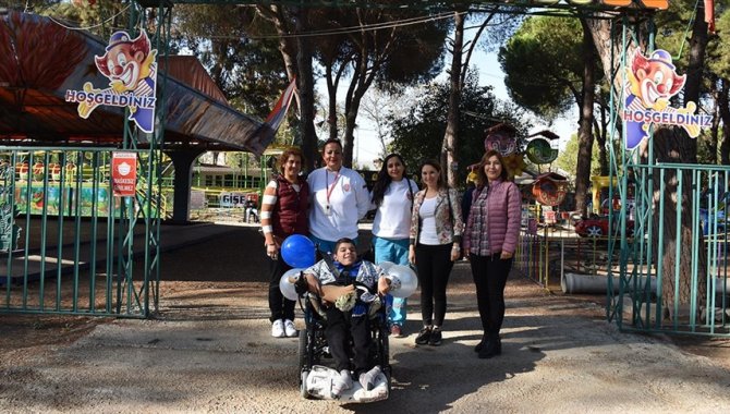 Aydın'da sağlık ekibi engelli çocuğu lunapark ve hayvanat bahçesine götürdü