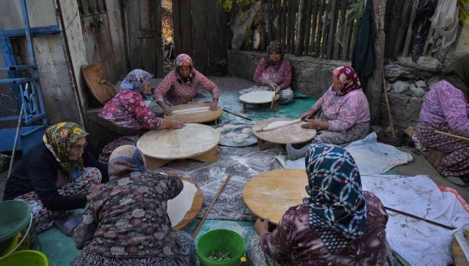 Balıkesir’de İmece Usulü Kış Hazırlıkları