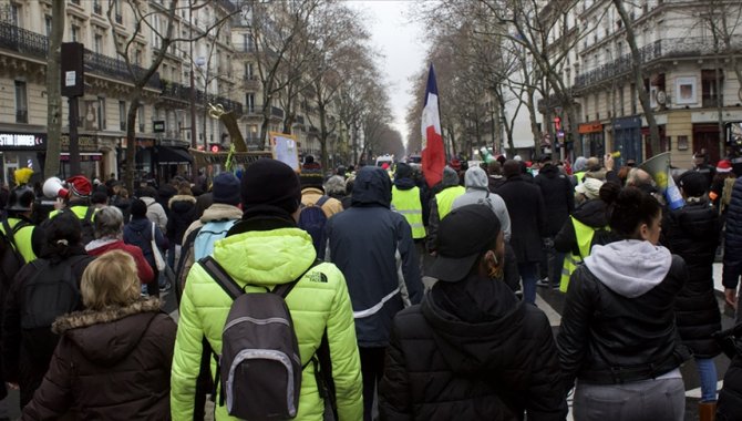 Fransa'da 4 yılı geride bırakan "sarı yelekliler" taleplerini sokağa taşımayı sürdürüyor