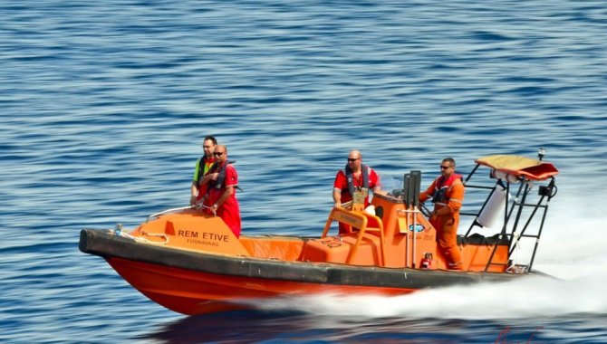 Kıyı Emniyeti ekipleri bu kez sağlık sorunları yaşayan kişiyi taşıdı