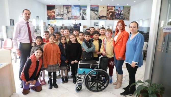 Bodrum'da ilkokul öğrencileri harçlıklarıyla tekerlekli sandalye alıp belediyeye teslim etti