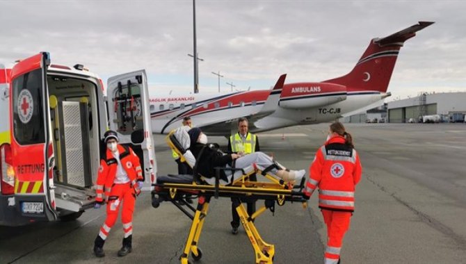 Almanya'da yoğun bakımda tedavi gören öğretmen ambulans uçakla Türkiye'ye getirildi