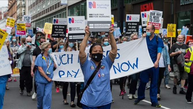 İngiltere'de binlerce hemşire gelecek ay greve gitmeye hazırlanıyor