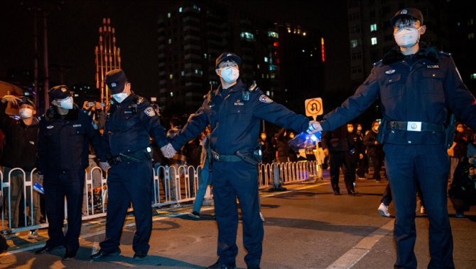 Çin polisi, Şanghay'da protestoların yapıldığı caddeyi barikatlarla kapattı