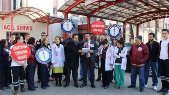 Sağlık çalışanları güvenlik görevlisinin darbedilmesini protesto etti