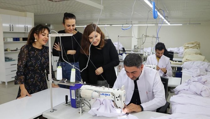 Kadın doktorların kurduğu tekstil atölyesinin geliri öğrencilere burs oluyor