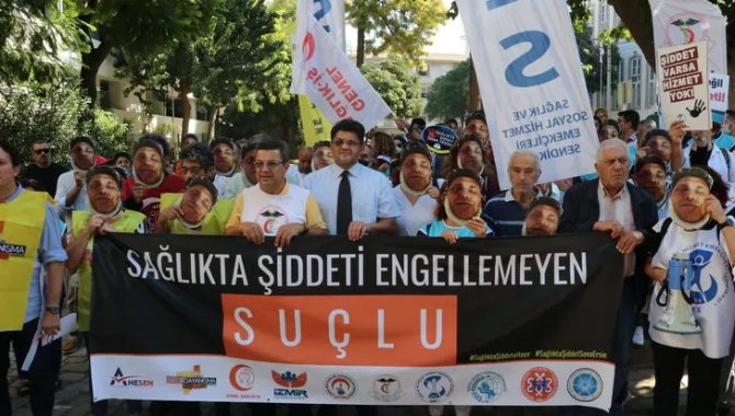 İzmir'de sağlıkçılar doktorun darbedilmesini protesto etti