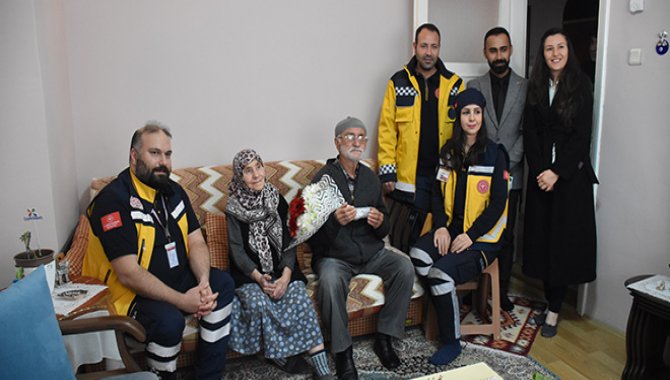 Eskişehir'de ambulans ekibi hayata döndürdüğü hastayı evinde ziyaret etti