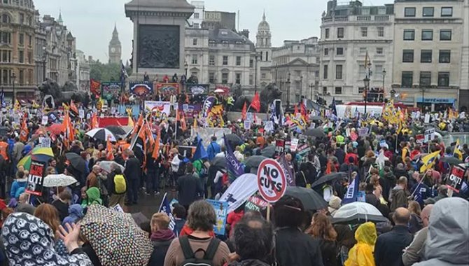 İngiltere'de evsizlere destek sağlayan yardım kuruluşunun çalışanları greve gitti