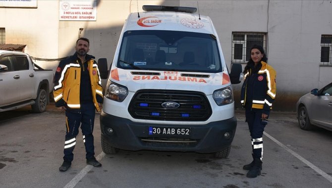 Acil tıp teknisyeni çift, Hakkari'nin zorlu coğrafyasında hastaların yardımına koşuyor