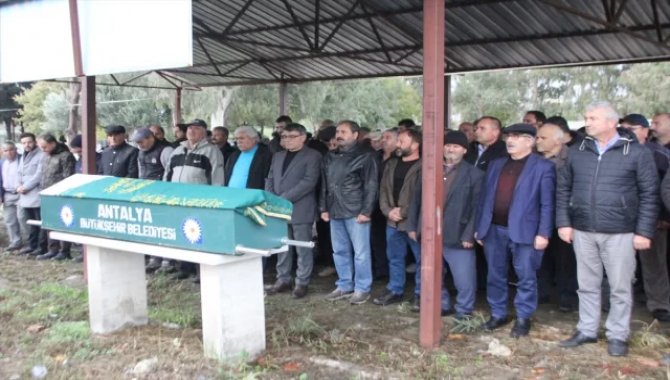 Isparta'da eşi tarafından tüfekle vurularak öldürülen hemşire Antalya'da toprağa verildi