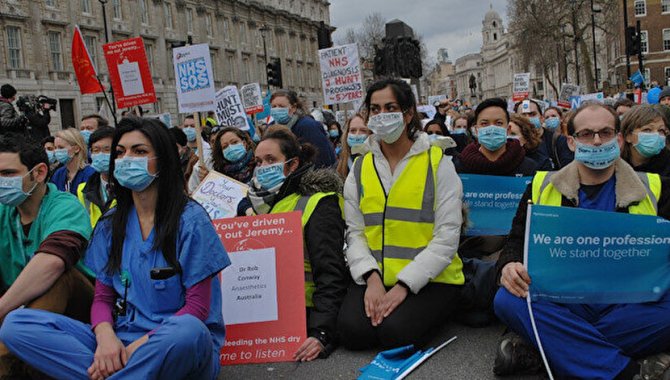 Kuzey İrlanda'da sağlık çalışanları greve gitti
