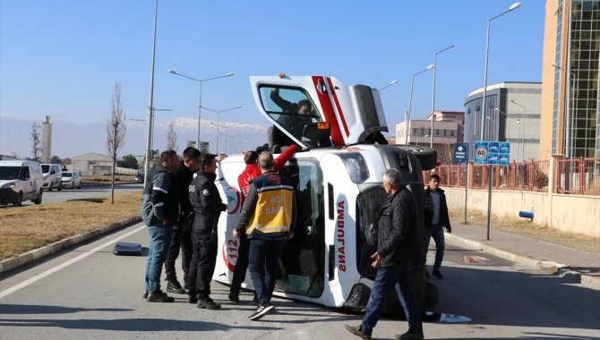 Erzincan'da ambulansla sağlık hizmetleri aracı çarpıştı, 9 kişi yaralandı