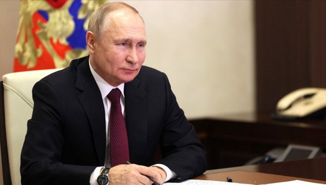 Putin, Rusların yabancılar için "taşıyıcı annelik" yapmasını yasaklayan yasayı imzaladı