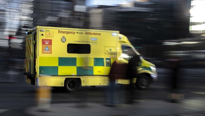 İngiltere ve Galler'de binlerce ambulans çalışanı greve gitti