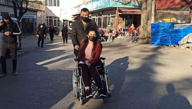 Ağrıları Dinsin Diye Gittiği Hastaneden Tekerlekli Sandalyeyle Çıktı