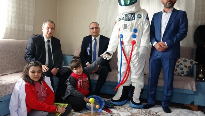 Erdemli Kaymakamı Tetikoğlu'ndan evde eğitim alan öğrencilere ziyaret