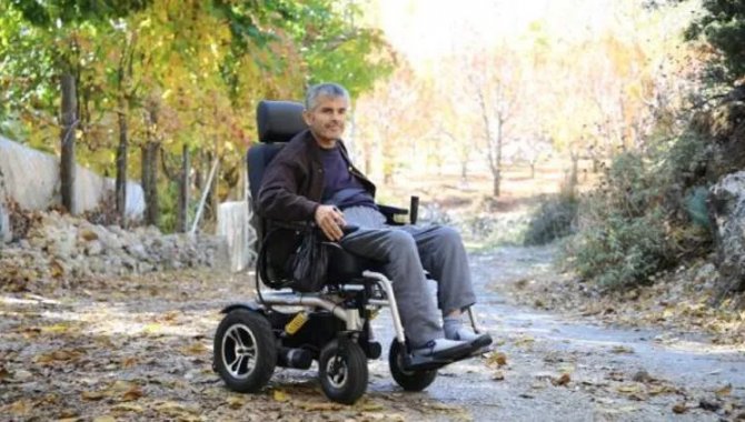 Kaş Belediyesinden akülü tekerlekli sandalye yardımı