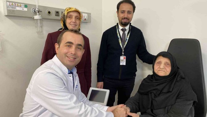 86 Yaşındaki Hasta Kornea Nakliyle Yeniden Görmeye Başladı