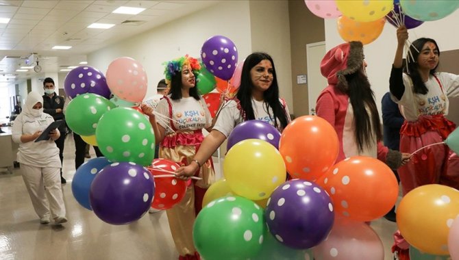 Kayseri Şehir Hastanesindeki hasta çocuklar "Küçük Kalpler Ekibi" ile moral buldu