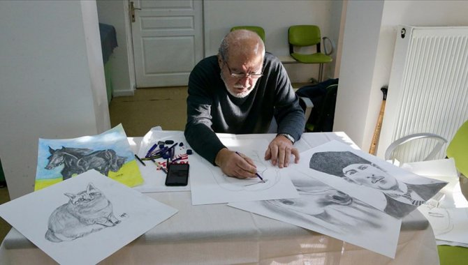 Emekli şantiye şefi Parkinson hastalığına rağmen resim tutkusundan vazgeçmedi