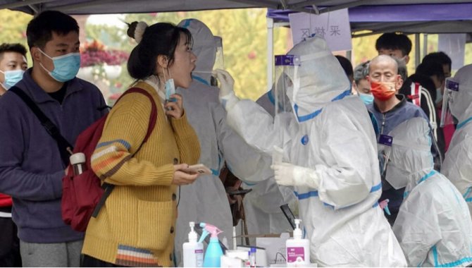 İngiltere Çin'den gelen yolcular için Kovid-19 testini zorunlu hale getiriyor