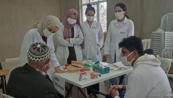 Tıp fakültesi öğrencileri köyde sağlık taraması yaptı