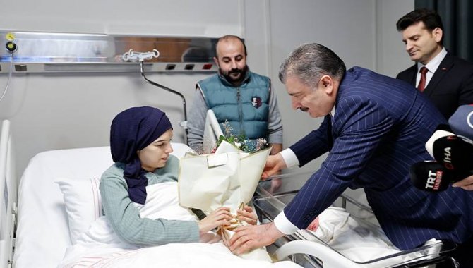 Sağlık Bakan Koca, İstanbul'da yeni yılın ilk bebeğini ziyaret etti: