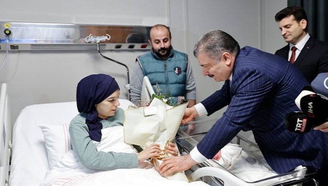 Sağlık Bakan Koca, İstanbul'da yeni yılın ilk bebeğini ziyaret etti: