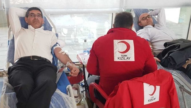 Erzurum'da yılın ilk kan bağışı kampanyasına sağlıkçılar öncü oldu